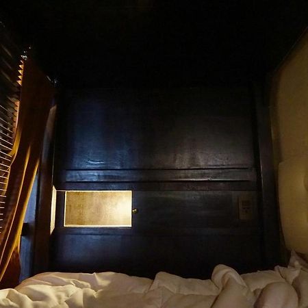 Bed And Butler Hostel Bangkok Luaran gambar