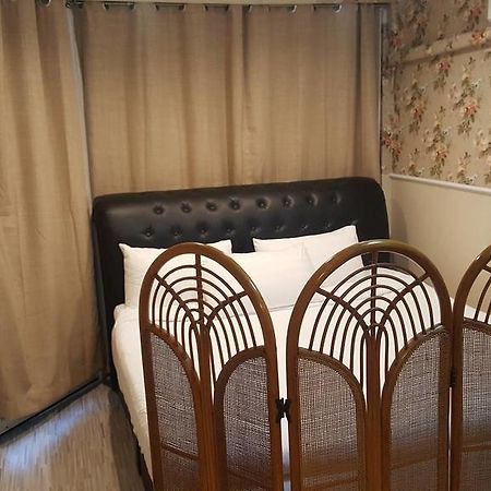Bed And Butler Hostel Bangkok Luaran gambar