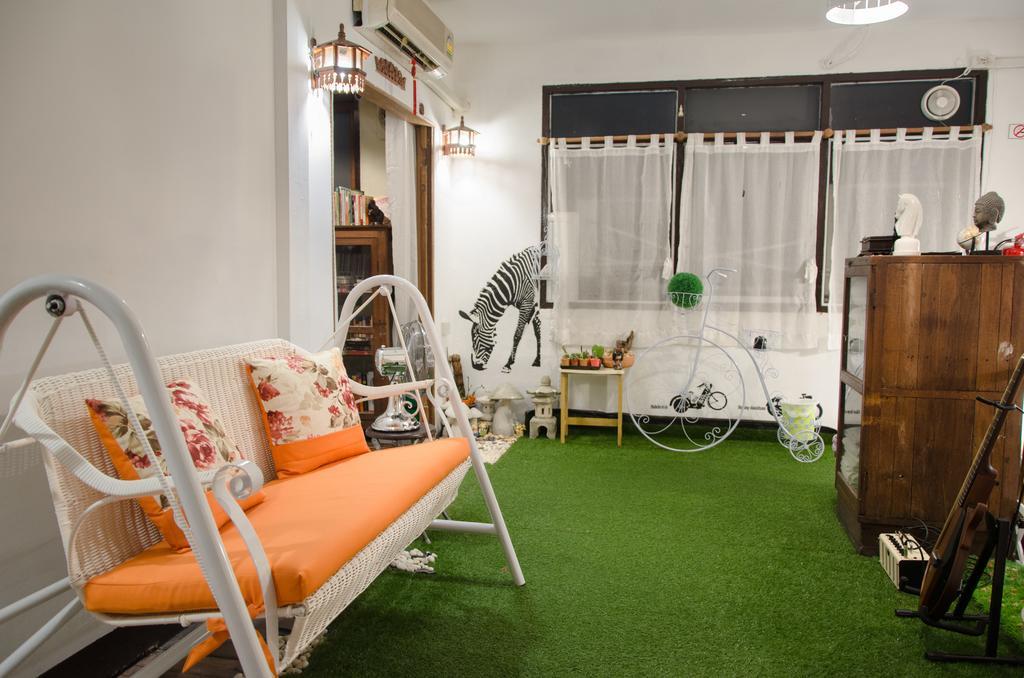 Bed And Butler Hostel Bangkok Luaran gambar