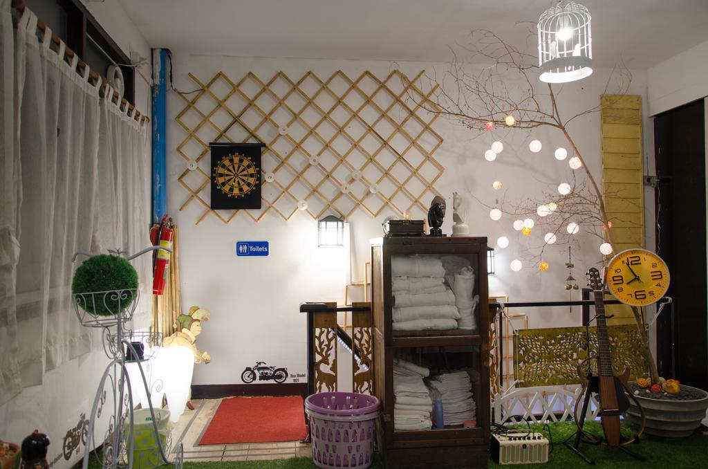 Bed And Butler Hostel Bangkok Luaran gambar