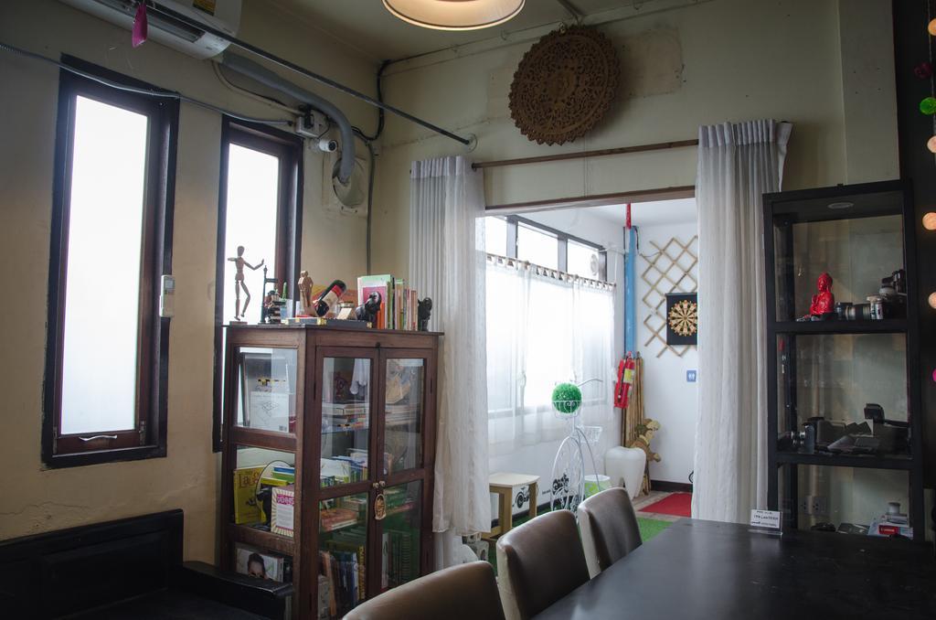Bed And Butler Hostel Bangkok Luaran gambar