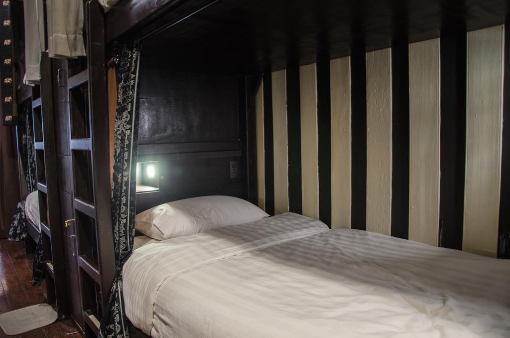 Bed And Butler Hostel Bangkok Luaran gambar