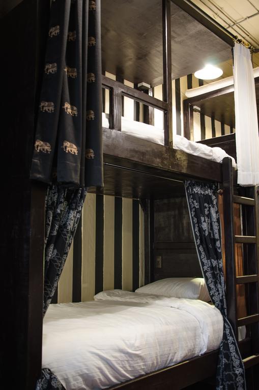 Bed And Butler Hostel Bangkok Luaran gambar