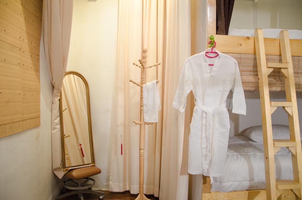 Bed And Butler Hostel Bangkok Luaran gambar