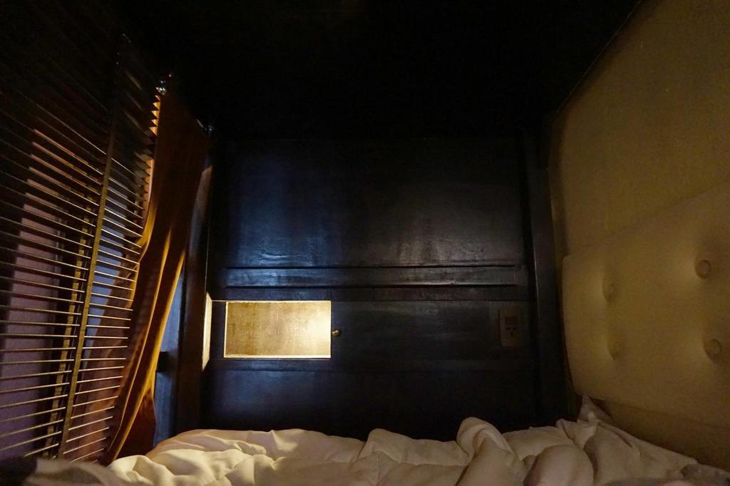Bed And Butler Hostel Bangkok Luaran gambar