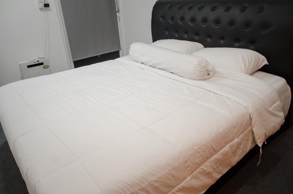 Bed And Butler Hostel Bangkok Luaran gambar