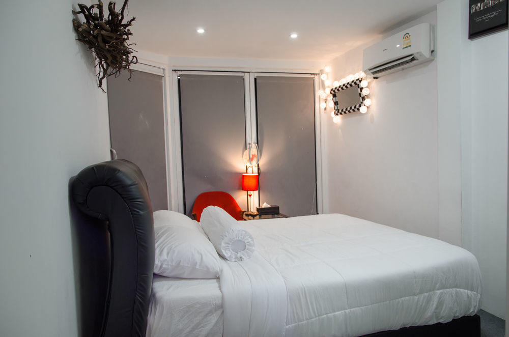 Bed And Butler Hostel Bangkok Luaran gambar