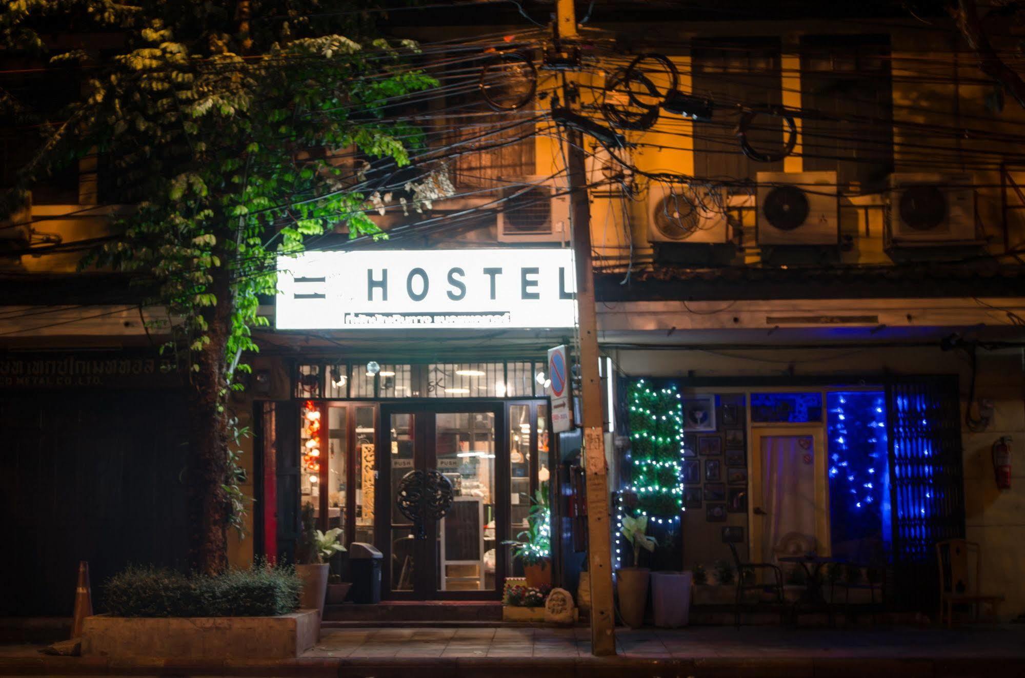 Bed And Butler Hostel Bangkok Luaran gambar