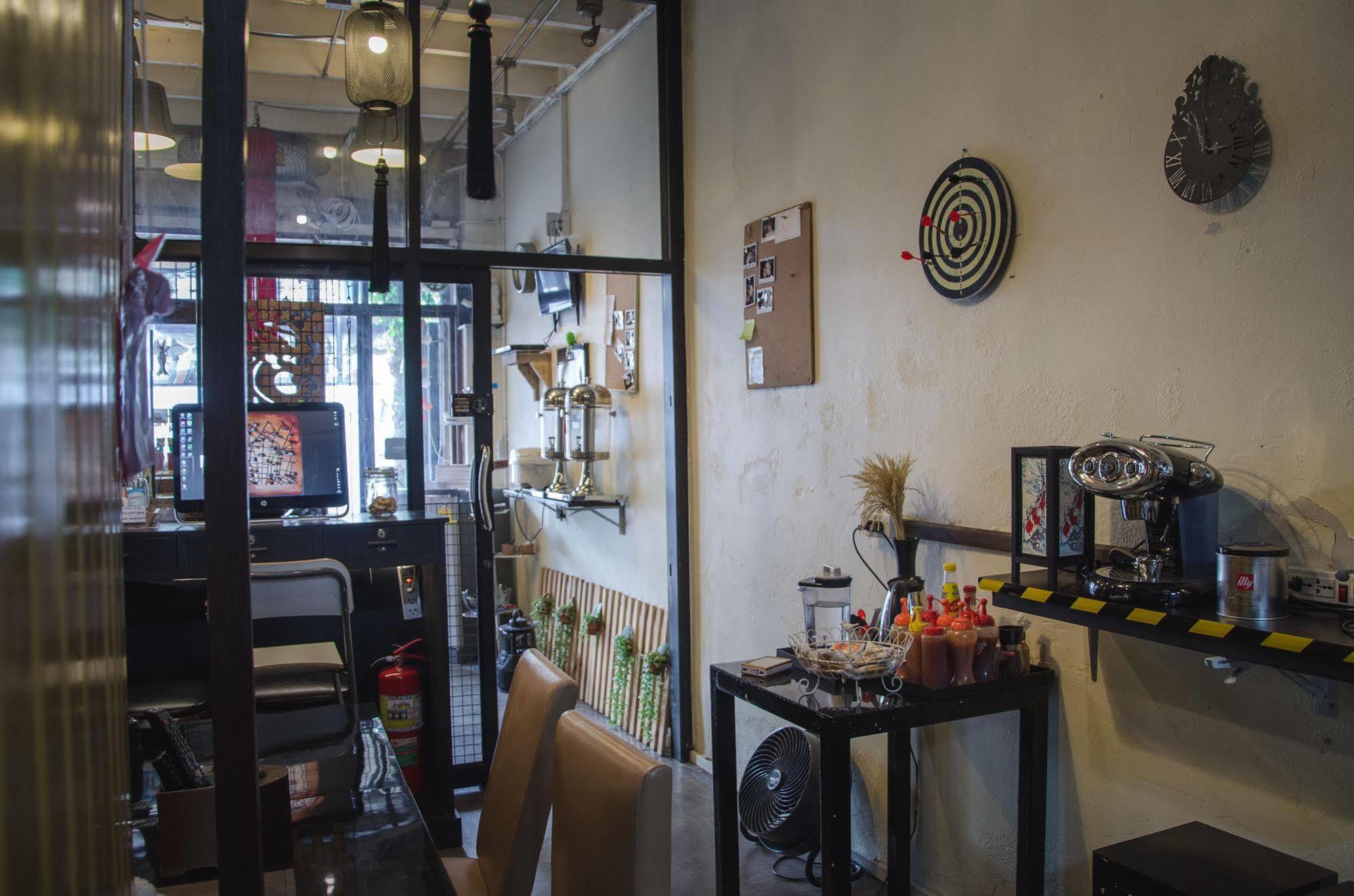 Bed And Butler Hostel Bangkok Luaran gambar