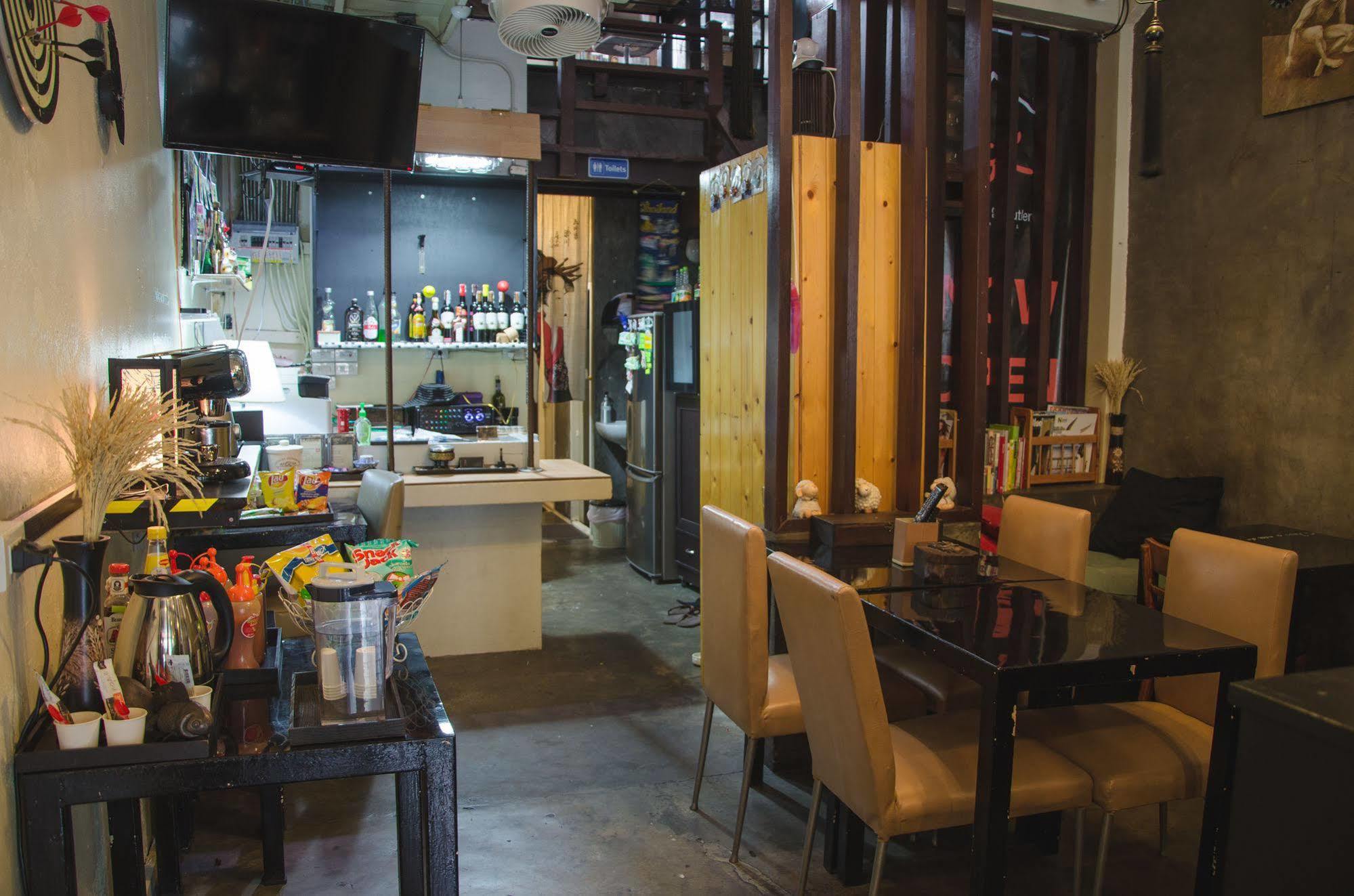Bed And Butler Hostel Bangkok Luaran gambar