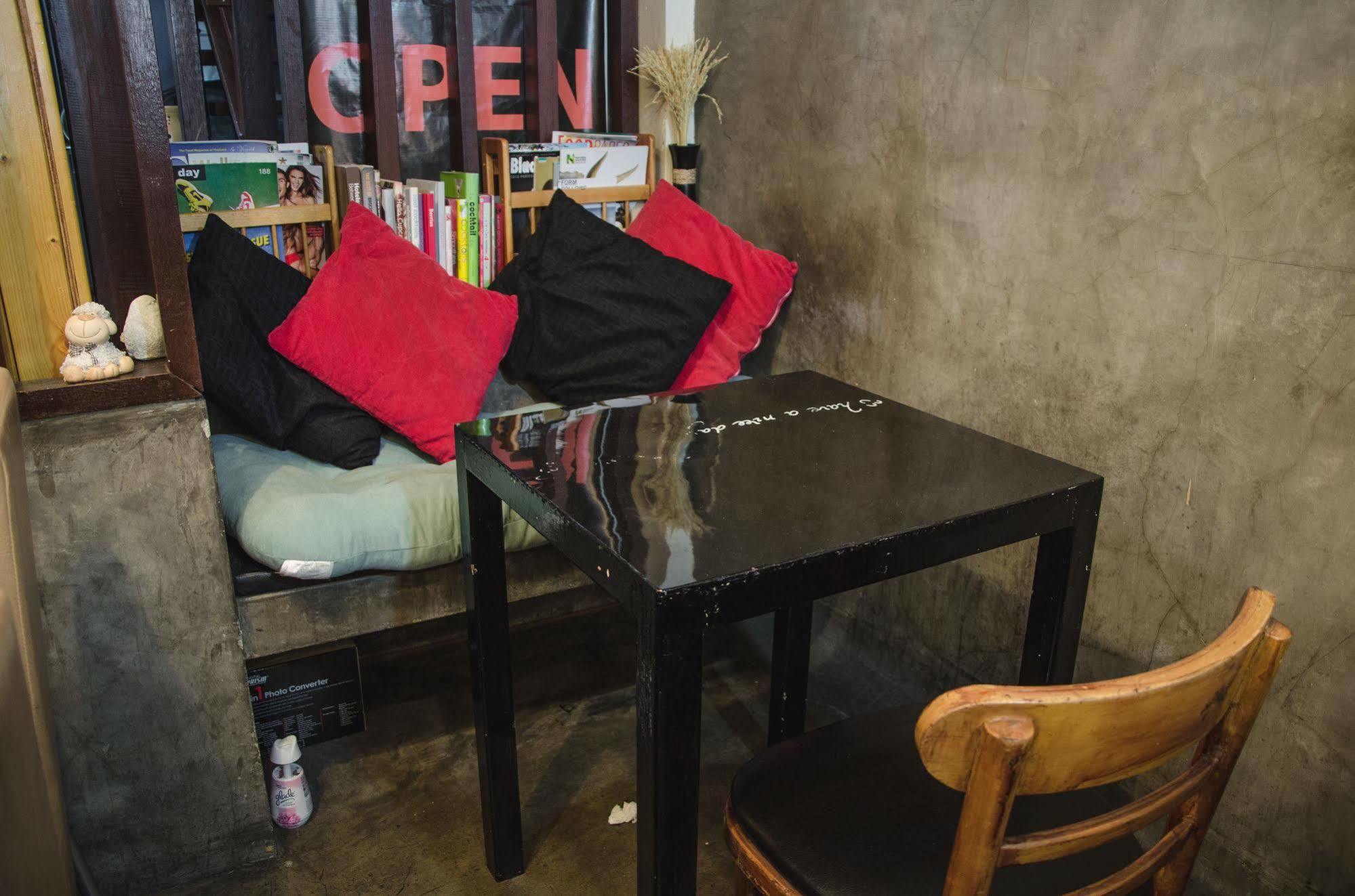 Bed And Butler Hostel Bangkok Luaran gambar