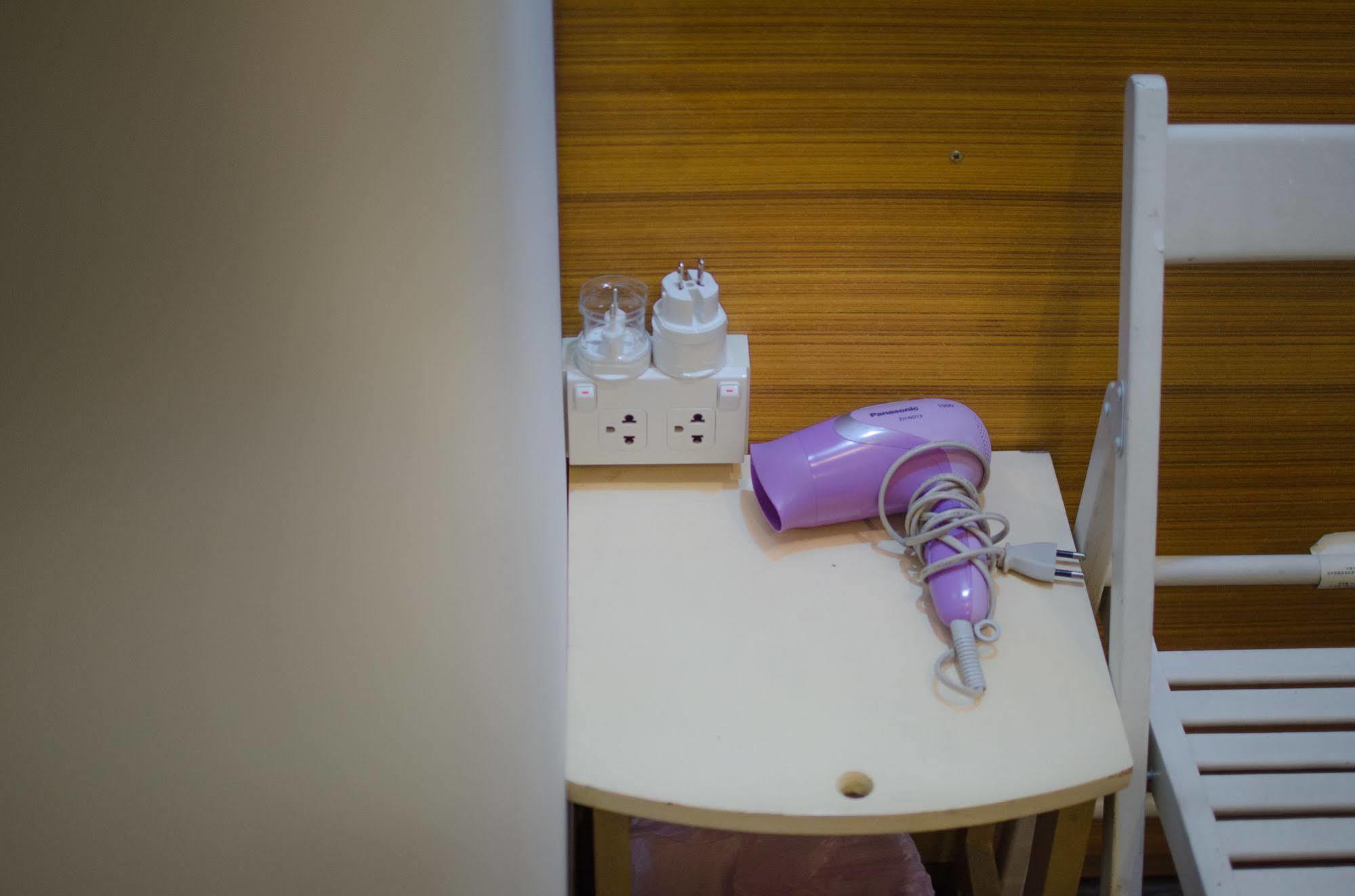 Bed And Butler Hostel Bangkok Luaran gambar