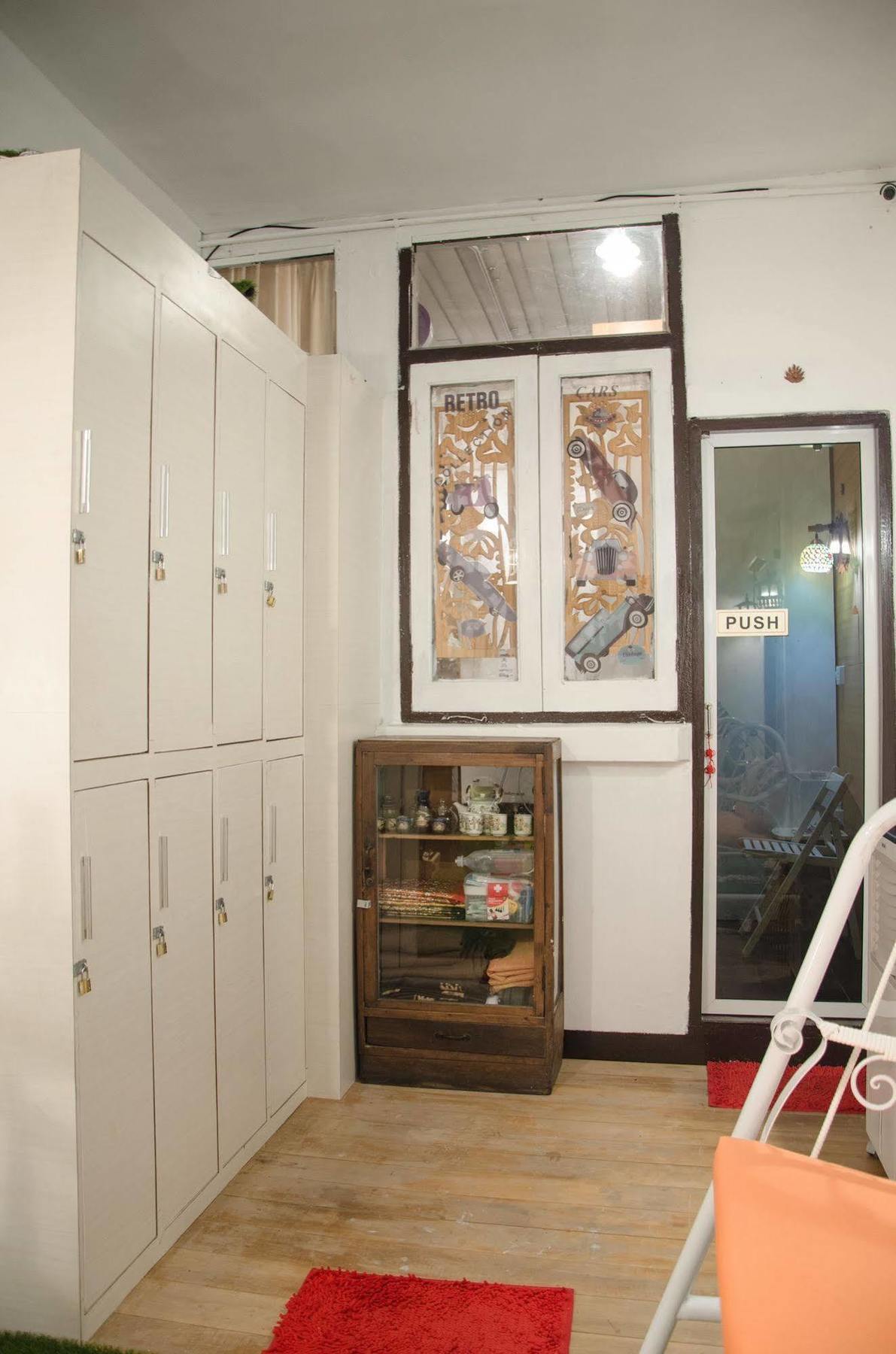 Bed And Butler Hostel Bangkok Luaran gambar
