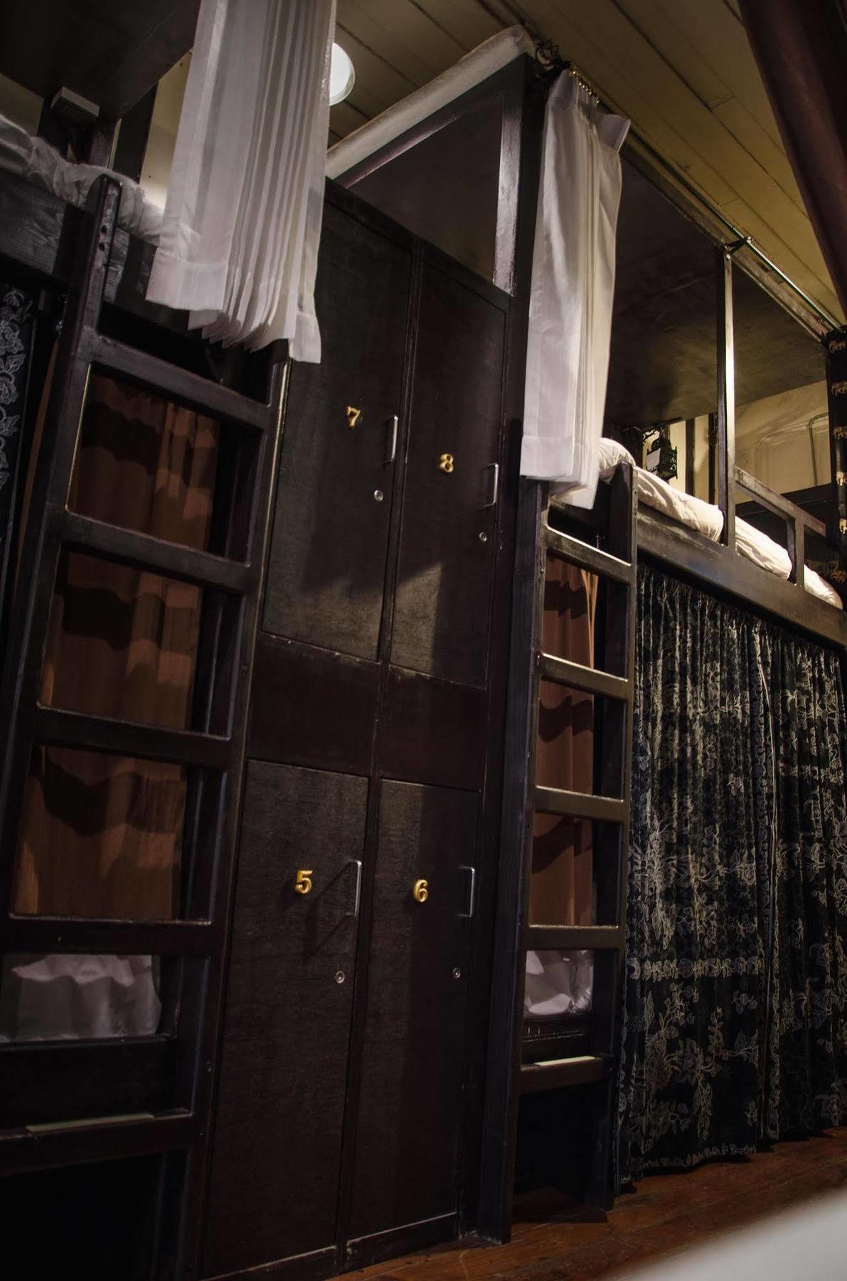 Bed And Butler Hostel Bangkok Luaran gambar