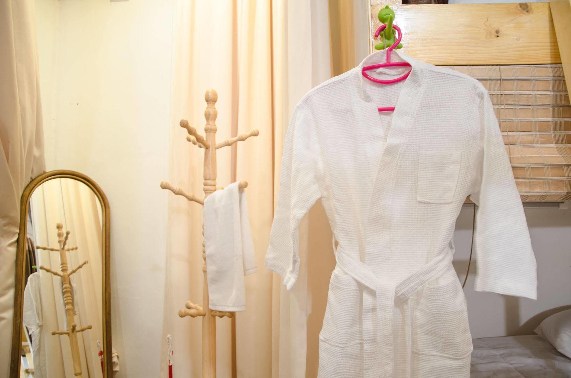 Bed And Butler Hostel Bangkok Luaran gambar