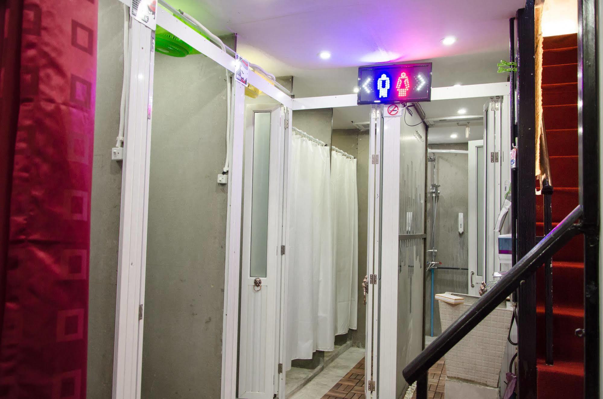 Bed And Butler Hostel Bangkok Luaran gambar