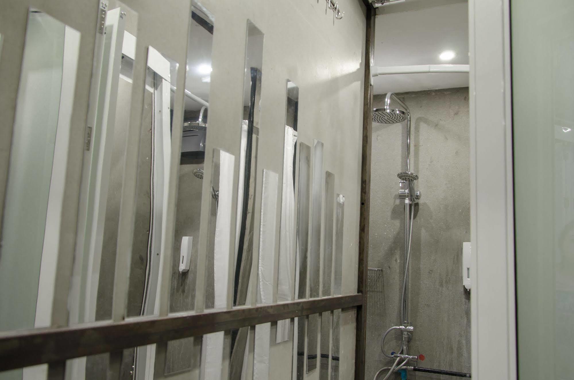 Bed And Butler Hostel Bangkok Luaran gambar