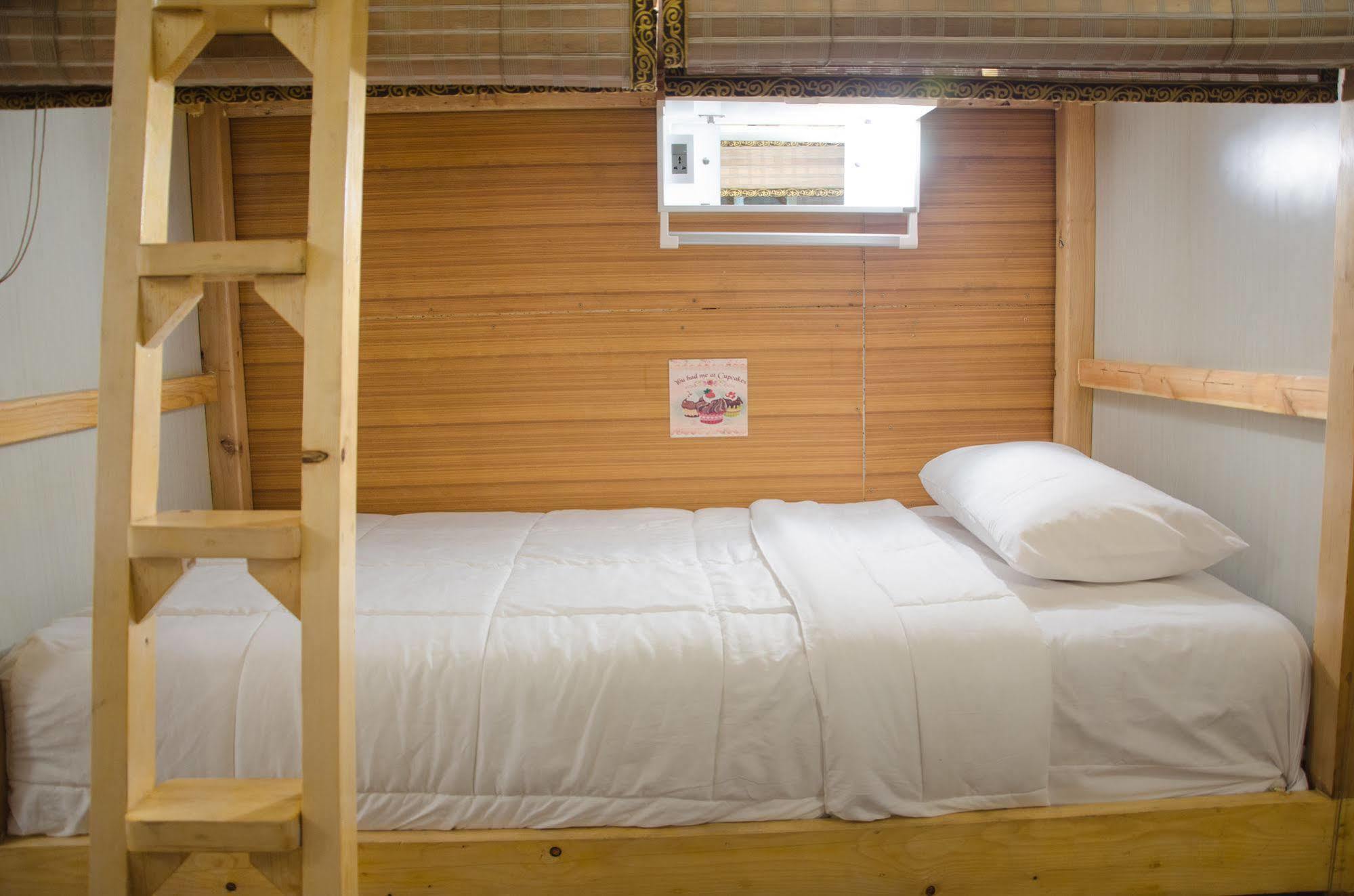 Bed And Butler Hostel Bangkok Luaran gambar